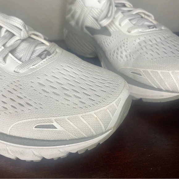 Brooks Adrenaline GTS 18 White Sneaker Size 9 - Picture 3 of 15